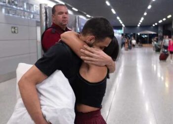 നാടുകടത്തപ്പെടുന്നതിന് മുൻപ് ഏഴുമാസം ജയിലിൽ, തിരിച്ചുനാട്ടിലേക്കയച്ചതോ ഒരു തുള്ളി വെള്ളമോ, വാഷ്റൂമോ പോലുമനുവദിക്കാതെ കൈവിലങ്ങുകളുമായി, ചൂടുകാരണം പലരും തലകറങ്ങി വീണു… യുഎസിൽ നിന്ന് നാടുകടത്തപ്പെട്ട അനധികൃത കുടിയേറ്റക്കാർക്കാണ് ഈ ദുരവസ്ഥ