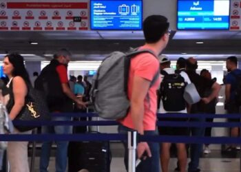 എയര്‍ ഇന്ത്യ വിമാനം വൈകി, വിമാനത്താവളത്തില്‍ പ്രതിഷേധവുമായി 45ഓളം യാത്രക്കാര്‍, ഹോട്ടലില്‍ പാര്‍പ്പിക്കാനെത്തിയപ്പോള്‍ ഒന്നുമറിയില്ലെന്ന് ഹോട്ടലുകാര്‍, നാടകീയരംഗങ്ങള്‍