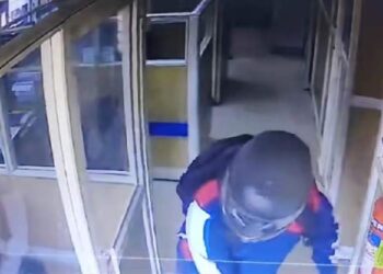 മോഷ്ടാവ് ഹിന്ദി സംസാരിച്ചതുകൊണ്ട് അയാള്‍ മലയാളി അല്ലാതാകണമെന്നില്ല പോട്ട ബാങ്ക് കവര്‍ച്ച 16 മണിക്കൂര്‍ പിന്നിട്ടു, പ്രതിയെ കണ്ടെത്താനായില്ല, സ്കൂട്ടറില്‍ രക്ഷപ്പെട്ടയാള്‍ എവിടെ?