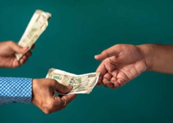 വീടിന്റെ പരിസരം മണ്ണിട്ട് നികത്തല്; അധികാരപരിധിയിലില്ലാത്ത കാര്യത്തിന് ഭീഷണി, 10,000 തന്നാല് ഒഴിവാക്കി വിടാമെന്ന് റവന്യു ഉദ്യോഗസ്ഥന്; ഒടുവില് വിജിലൻസ് പിടികൂടി