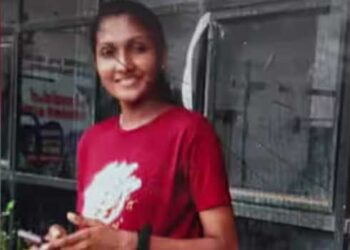 അധ്യാപകൻ ആദ്യം ഡേറ്റിങിന് ക്ഷണിച്ചു, വഴങ്ങാതെ വന്നതോടെ വിനോദയാത്രയ്ക്കിടെ പകർത്തിയ നഗ്ന ദൃശ്യം കാണിച്ച് ഭീഷണിപ്പെടുത്തി… ഗായത്രിയുടെ മരണത്തിൽ അധ്യാപകനെതിരെ ആരോപണമായി മരിച്ച പെൺകുട്ടിയുടെ അമ്മ, മരണത്തിൽ ആർക്കും പങ്കില്ലെന്ന് ആത്മഹത്യാകുറിപ്പ്