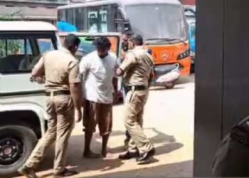 വിമാനമിറങ്ങി വീട്ടിലേക്ക് ട്രെയിന്‍ കയറി, യാത്രയ്ക്കിടെ ട്രെയിനിൽനിന്ന് പ്രവാസി പുഴയിൽ ചാടി; സ്വയം നീന്തിക്കയറി