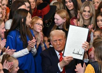 സ്ത്രീകളെ തല്ലാനും പരുക്കേൽപ്പിക്കാനും വഞ്ചിക്കാനും പുരുഷന്മാരെ അനുവദിക്കില്ല…!!! ട്രാൻസ്‌ജെൻഡർ അത്‌ലറ്റുകൾക്ക് വനിതാ കായിക ഇനങ്ങളിൽ പങ്കെടുക്കാനാകില്ല… ഉത്തരവിൽ ഒപ്പുവച്ച് ട്രംപ്…