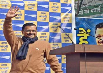 ആപ്പ് ഇന്നലത്തെ പുതുമഴയിൽ മുളച്ചുപൊന്തിയ തകരയോ? എവിടെയാണ് പിഴച്ചത്? അഴിമതിയെന്ന ചക്കരക്കുടം അരവിന്ദ് കെജ്‌രിവാളും കൈയ്യിട്ടുവാരിയോ? അതോ പാളയത്തിലെ പടതന്നെ കാലിൽ പിടിച്ച് നിലത്തടിച്ചതോ? ഡൽഹിയുടെ സിംഹാസനത്തിൽ നിന്ന് താഴെയിറങ്ങുമ്പോൾ കണ്ടെത്താനുള്ള ഉത്തരങ്ങളേറെ…