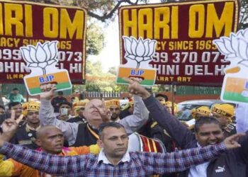 ഇന്ദ്രപ്രസ്ഥത്തിൽ വീണ്ടും ‘താമര’ വിരിയുന്നു… ‘ചൂലി’ന്റെ കെട്ടഴിഞ്ഞു… ‘കൈ’ കുത്താൻ പോലും അനുവദിക്കാതെ ജനങ്ങൾ