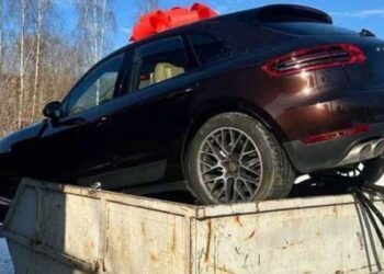 ദാമ്പത്യ പ്രശ്നം രമ്യതയിൽ പരിഹരിക്കാൻ യുവാവ് ഭാര്യയ്ക്ക് ഒരു കോടിയുടെ പോർഷേ കാർ സമ്മാനമായി നൽകി, സമ്മാനം നിരസിച്ച ദേഷ്യത്തിൽ കാർ കുപ്പത്തൊട്ടിയിൽ തള്ളി, സോഷ്യൽ മീഡിയയിൽ വൈറലായി ചിത്രങ്ങൾ