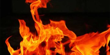 കുടുംബ വഴക്ക്, ആറുവയസുകാരന്റെ മുന്നിൽ വച്ച് മരുമകൻ ഭാര്യാമാതാവിന്റെ ദേഹത്ത് പെട്രോളൊഴിച്ച് തീകൊളുത്തി കൊന്നു, പൊള്ളലേറ്റ മരുമകനും മരിച്ചു