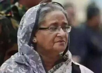 ‘ഞാൻ തിരിച്ചെത്തിയാൽ മരിച്ച പോലീസുകാർക്കുവേണ്ടി പ്രതികാരം ചെയ്യും’, വിദ്യാർഥി പ്രക്ഷോഭത്തിൽ മരിച്ച പോലീസുകാരുടെ വിധവകൾക്ക് വാക്കു നൽകി ഷെയ്ഖ് ഹസീന