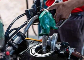 നമ്പർ പ്ലേറ്റില്ലാത്ത സ്കൂട്ടറിലെത്തി 50 രൂപയ്ക്ക് പെട്രോളടിച്ച് 500 രൂപ നൽകി, ബാക്കി നൽകാൻ താമസിച്ചതിന് 79 കാരന് മർദ്ദനം, രണ്ടുപേർ അറസ്റ്റിൽ