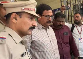 പോലീസിനെ കബളിപ്പിക്കാൻ കാർ റെയിൽവേ സ്റ്റേഷനിൽ ഉപേക്ഷിച്ച് ബസിൽ കയറി രക്ഷപെടാൻ ശ്രമം, കണ്ടക്ടറെ വിളിച്ച് ദേവദാസ് ബസിലുണ്ടെന്നു ഉറപ്പിച്ച ശേഷം പിടികൂടി, എഫ്ഐആർ രജിസ്റ്റർ ചെയ്തിരിക്കുന്നത് ഇരയുടെ മൊഴി അടിസ്ഥാനത്തിൽ