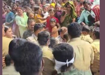 ‘കേരളം ഭരിക്കുന്നത് ഞങ്ങളാണ്, പോലീസ് കാവിൽ കയറി കളിക്കേണ്ടെന്നു ഭീഷണി’, പ്രതിയെ പിടികൂടാത്തിയ പോലീസുകാരെ മണോളിക്കാവിൽ സിപിഎം പ്രവർത്തകർ പൂട്ടിയിട്ട് പ്രതിയെ മോചിപ്പിച്ചു, 55 പേർക്കെതിരെ കേസ്