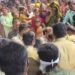 ‘കേരളം ഭരിക്കുന്നത് ഞങ്ങളാണ്, പോലീസ് കാവിൽ കയറി കളിക്കേണ്ടെന്നു ഭീഷണി’, പ്രതിയെ പിടികൂടാത്തിയ പോലീസുകാരെ മണോളിക്കാവിൽ സിപിഎം പ്രവർത്തകർ പൂട്ടിയിട്ട് പ്രതിയെ മോചിപ്പിച്ചു, 55 പേർക്കെതിരെ കേസ്