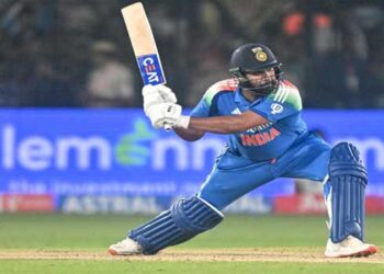 ഹിറ്റ്മാൻ തിരുമ്പി വന്താച്ച്…, കട്ടക്കിൽ ‘കട്ടയ്ക്ക്’ നിന്ന് പൊരുതി രോഹിത്ത്, 77 പന്തിൽ സെഞ്ചുറി, സിക്സറടിയിൽ ക്രിസ് ഗെയ്ലിനെ മറികടന്നു