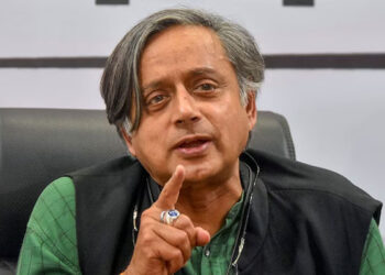 ആരും സഞ്ചരിക്കാത്ത വഴികളിലൂടെ സഞ്ചരിച്ചെന്നിരിക്കും! ഇതാര് നാഗവല്ലിയെ തളച്ച ഡോക്ടര്‍ സണ്ണിയോ? പോഡ്കാസ്റ്റ് വിവാദങ്ങള്‍ക്കിടെ മാസ്സ് ഡയലോഗുമായി ശശി തരൂര്‍…