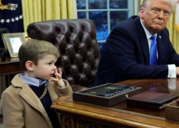 ഇത്തിരിയില്ലാത്ത കുഞ്ഞ് ഒന്നു മൂക്കിൽ കിള്ളി തുടച്ചതിനോ മുൻ യുഎസ് പ്രസിഡന്റുമാർ ഉപയോഗിച്ചിരുന്ന 145 വർഷം പഴക്കമുള്ള മേശ മാറ്റിയത്?- ട്രംപിന്റെ പുതിയ നീക്കത്തിൽ സംശയത്തോടെ പാപ്പരാസികൾ