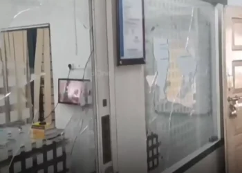 സെക്രട്ടറിയുടെ ക്യാബിനു പിന്നാലെ പ്രസിഡന്റിന്റെ ക്യാബിനും, അയ്മനം ഗ്രാമപ്പഞ്ചായത്ത് ഓഫീസ് തല്ലി തകർത്ത് സ്ത്രീ, ആക്രമണം, പേപ്പറിൽ പൊതിഞ്ഞ കമ്പിക്കഷണം പ്ലാസ്റ്റിക് സഞ്ചിയിൽ ഒളിപ്പിച്ചു കൊണ്ടുവന്ന്