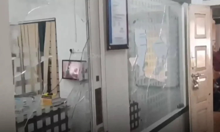 സെക്രട്ടറിയുടെ ക്യാബിനു പിന്നാലെ പ്രസിഡന്റിന്റെ  ക്യാബിനും,  അയ്മനം ഗ്രാമപ്പഞ്ചായത്ത് ഓഫീസ് തല്ലി  തകർത്ത് സ്‌ത്രീ, ആക്രമണം,  പേപ്പറിൽ പൊതിഞ്ഞ കമ്പിക്കഷണം പ്ലാസ്റ്റിക് സഞ്ചിയിൽ ഒളിപ്പിച്ചു കൊണ്ടുവന്ന്