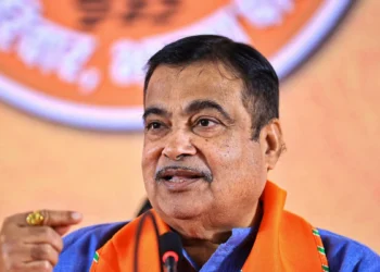 ആറുമാസം കൊണ്ട്   പെട്രോള്‍ കാറിന്റെ വിലയില്‍ ഇലക്ട്രിക്  കാർ ലഭ്യമാക്കും , വമ്പൻ വാഗ്ദാനങ്ങളുമായി കേന്ദ്ര മന്ത്രി നിതിന്‍ ഗഡ്കരി