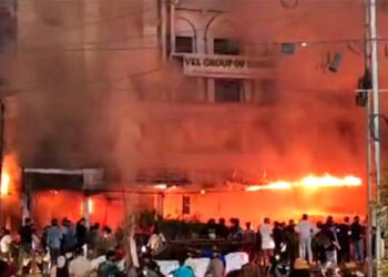 കൊച്ചിയിൽ ഹോട്ടലിൽ വൻ തീപിടിത്തം: ആളുകളെ ഒഴിപ്പിച്ചു.. മൂന്ന് വാഹനങ്ങൾക്ക് തീപിടിച്ചു..