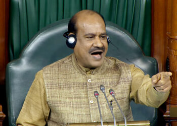 മണ്ഡല പുനർനിർണയം: ‘തമിഴ്നാട് പൊരുതും’ മുദ്യാവാക്യമെഴുതിയ ടി ഷർട്ട് ധരിച്ച് ഡിഎംകെ  എംപിമാർ ലോക്സഭയിൽ,  ഇറങ്ങിപോകണമെന്ന് സ്പീക്കർ