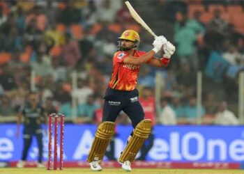 സെഞ്ചുറി തികയ്ക്കാൻ വേണ്ടത് വെറും മൂന്ന് റൺസ്, ശ്രേയസ് അയ്യർക്ക് സ്ട്രൈക്ക് കൈമാറാതെ വച്ചലക്കി സഹതാരം, മുഹമദ് സിറാജിന്റെ അവസാന ഓവറിൽ പിറന്നത് തുടർച്ചയായി 5 ഫോറുകൾ