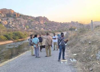 പെട്രോൾ എവിടെ കിട്ടുമെന്ന് ചോദിച്ചു, അറിയില്ലെന്നു പറഞ്ഞപ്പോൾ 100 രൂപ ചോദിച്ചു കൊടുത്തില്ല, വാക്കേറ്റത്തിനൊടുവിൽ പുരുഷന്മാരെ കനാലിൽ തള്ളിയിട്ട ശേഷം യുവതികളെ കൂട്ടബലാത്സം​ഗത്തിനിരയാക്കി, കനാലിൽ വീണ ഒഡീഷ സ്വദേശിക്കായി തിരച്ചിൽ തുടരുന്നു