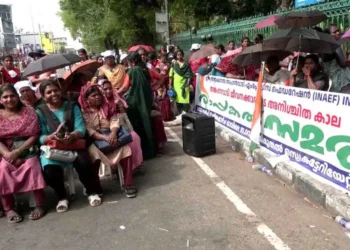 ആശാ വര്ക്കര്മാര്ക്കു പിന്നാലെ അങ്കണവാടി ജീവനക്കാരെ ഭയപ്പെടുത്തിയോടിക്കാൻ സംസ്ഥാന സർക്കാർ: സമരം ചെയ്യുന്നവര്ക്ക് ഓണറേറിയം നല്കേണ്ടെന്ന് ഉത്തരവ്, സമരം തുടർന്നാൽ കടുത്ത നടപടികൾ നേരിടേണ്ടി വരുമെന്നും ഭീഷണി