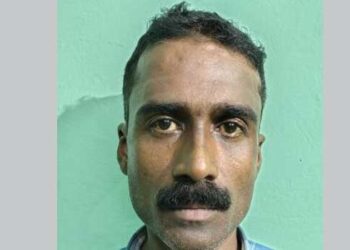 സ്വത്തുതർക്കം, കയ്യിൽ കിട്ടിയ വിറകുകഷ്ണം എടുത്ത് വയോധികനായ പിതാവിന്റെ മൂക്ക് അടിച്ചുതകർത്തു, നിലത്തിട്ടു ചവിട്ടി, ക്രൂരമർദ്ദനത്തിനുശേഷം മുങ്ങിയ മകനെ സാഹസികമായി പോലീസ് പിടികൂടി