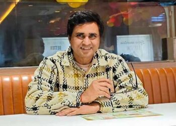 സിനിമയിൽ അവസരം വാഗ്ദാനം ചെയ്ത് 28 കാരിയെ സംവിധായകൻ പീഡിപ്പിച്ചത് 4 വർഷത്തോളം, മൂന്നുതവണ ​ഗർഭഛിദ്രം നടത്തി, കുംഭമേള വൈറൽ താരം മൊണാലിസയ്ക്ക് സിനിമയിൽ അവസരം വാ​ഗ്ദാനം ചെയ്ത സംവിധായകൻ ബലാത്സംഗ കേസിൽ അറസ്റ്റിൽ