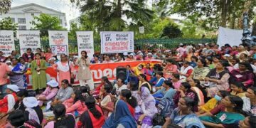 പരിശീലന പരിപാടി വിലപ്പോയില്ല, സെക്രട്ടറിയേറ്റിന് മുന്നിൽ ഉപരോധം തീർത്ത് ആശാവർക്കർമാർ, കവാടം അടച്ചുപൂട്ടി കനത്ത പോലീസ് സുരക്ഷാവലയത്തിൽ സെക്രട്ടറിയേറ്റ്