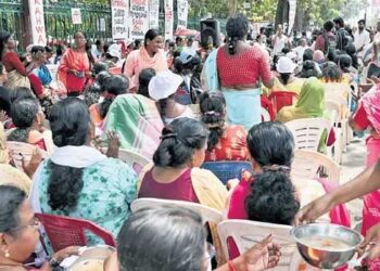 അങ്ങനെയിപ്പോൾ മഴ നനയാതെ ഉറങ്ങി സമരം ചെയ്യണ്ട!!, പുലർച്ചെ മൂന്നുമണിക്കെത്തി ആശ വർക്കർമാരുടെ ടാർപോളിൻ അഴിപ്പിച്ച് പോലീസ്, വീണ്ടും പന്തലിൽ ഷീറ്റ് കെട്ടി സമരക്കാർ