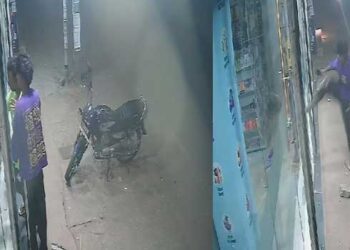 യുവാക്കൾ മെഡിക്കൽ ഷോപ്പിലെത്തി ആവശ്യപ്പെട്ടത് ലഹരിക്കു പകരമായി ഉപയോ​ഗിക്കുന്ന ഉറക്ക ​ഗുളികകൾ, ഡോക്ടറുടെ കുറിപ്പടിയില്ലാത്തതിനാൽ മരുന്ന് നൽകിയില്ല, ജീവനക്കാരന്റെ ബൈക്ക്, ഷോപ്പ് അടിച്ചുതകർത്ത് യുവാക്കൾ