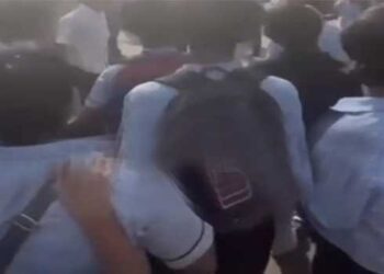 അടിക്കുറിപ്പ് ഇതാണ്…, “ഇതുവരെ സ്കൂൾ ഭരിച്ചത് ഞങ്ങളാണ്, ഇനിയും ഭരിക്കും..!!!” ഒൻപതാം ക്ലാസ് വിദ്യാർഥികളെ 10 ക്ലാസുകാർ വളഞ്ഞിട്ടുതല്ലി, മർദന വീഡിയോയെടുത്ത് സിനിമാ ഡയലോ​ഗുകൾ മിക്സ്ചെയ്ത് റീലാക്കി സമൂഹമാധ്യമത്തിലൂടെ പ്രചരിപ്പിച്ചു, മർദനത്തിൽ ഒരാൾക്ക് പരുക്ക്