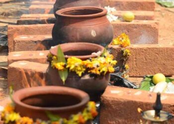 ആറ്റുകാലമ്മയ്ക്ക് പൊങ്കാല സമർപ്പണത്തിനൊരുങ്ങി നാടും ന​ഗരിയും, ഒരുക്കങ്ങൾ പൂർത്തിയാക്കി, അടുപ്പുകൾ കൂട്ടി പ്രാർത്ഥനയോടെ കാത്തിരിക്കുകയാണ് ഭക്തർ, അടുപ്പുവെട്ട് രാവിലെ 10:15ന്, കൊടുംചൂടിൽ അകലം പാലിച്ച് പൊങ്കാലയിടണമെന്ന നിർദ്ദേശവുമായി ന​ഗരസഭ