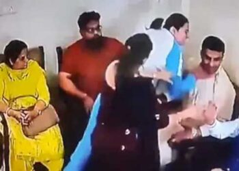 ഇന്ത്യൻ കബഡി താരവും അർജുന പുരസ്കാര ജേതാവായ ഭർത്താവിനെ പോലീസ് സ്റ്റേഷനിൽവച്ച് കഴുത്തിനു കുത്തിപ്പിടിച്ച് തല്ലി ഇന്ത്യൻ ബോക്സിങ് താരം, ഒരു കോടി രൂപ സ്ത്രീധനം ആവശ്യപ്പെട്ടതായും ദീപക് നിവാസ് ഹൂഡ സ്വവർ​ഗാനുരാ​ഗിയാണെന്നും സവീതി ബൂറ- വീഡിയോ