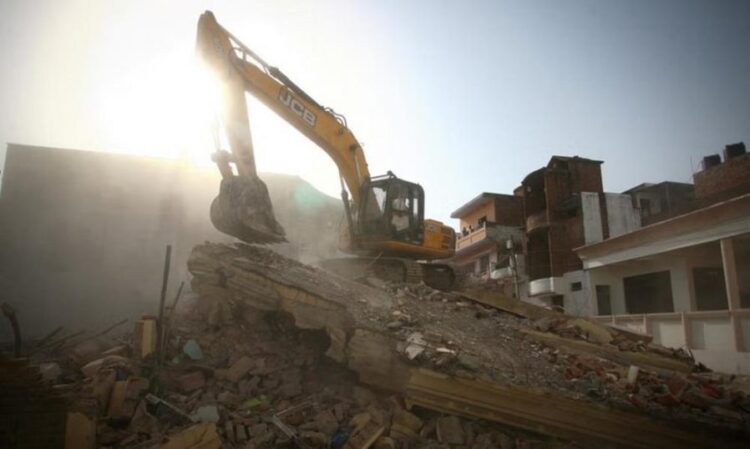 മുസ്ലിം വീടുകൾക്ക് നേരെ ബുൾഡോസർ രാജുമായി മഹാരാഷ്ട്രയിലെ ബിജെപി സർക്കാർ, നാഗ്പൂർ കലാപത്തിലെ  മുഖ്യ പ്രതി ഫഹിംഖാന്റെ വീട് ഭാഗികമായി ഇടിച്ചു നിരത്തി, കലാപം നടത്തുന്നവരുടെ നെഞ്ചത്തൂടെ ബുൾഡോസർ കയറ്റണമെന്നു  ബിജെപി മന്ത്രി