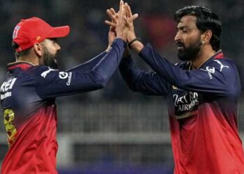 എന്തോന്നാടാ ഇത്!!, ശിവനേ എന്റെ തല… ഒറ്റബോളിൽ മാറ്റിവച്ച ഹെൽമറ്റ് വെങ്കടേഷ് അയ്യരെ കൊണ്ട് തലയിൽ വെപ്പിച്ച് ക്രുനാൽ പാണ്ഡ്യ, അടുത്ത ബോളിൽ കുറ്റിയും തെറുപ്പിച്ചു- വീഡിയോ