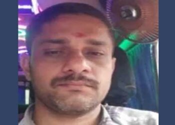 ശരീരത്തിൽ പഞ്ചസാരയുടെ അളവ് കുറഞ്ഞു, ഡ്രൈവിങ്ങിനിടെ സ്വകാര്യ ബസ്‌ഡ്രൈവർക്കു ദേഹാസ്വാസ്ത്യം, കുഴഞ്ഞുവീണു മരിച്ചു, നിയന്ത്രണം വിട്ട ബസ് തെങ്ങിലിടിച്ച് 20 പേർക്ക് പരുക്ക്