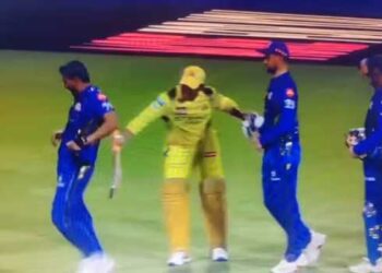 ‘ചേട്ടനോടാണോ മോനെ നിന്റെ തല്ലുകൊള്ളിത്തരം, നല്ല പെട കിട്ടാത്തതിന്റെയാ’… കളിക്കളത്തിൽ ചിരി പടർത്തി ധോണി- ചാഹർ കുറുമ്പ്- വീഡിയോ