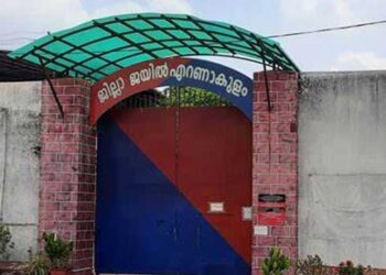 ജയിലിൽ ഡോക്ടറുടെ വക മാടമ്പിത്തരം, ടോയ്ലറ്റ് വൃത്തിയാക്കിക്കൽ, ജാതിപ്പേരുവിളിച്ച് അധിക്ഷേപം, ഡോക്ടർ കഴിച്ച പാത്രം വൃത്തിയാക്കണം, മുഖം കാണാതിരിക്കാൻ ക്യാബിൻ സീലിങ്ങ് വച്ച് വേർതിരിക്കൽ- പരാതിയുമായി ഫാർമസിസ്റ്റ്