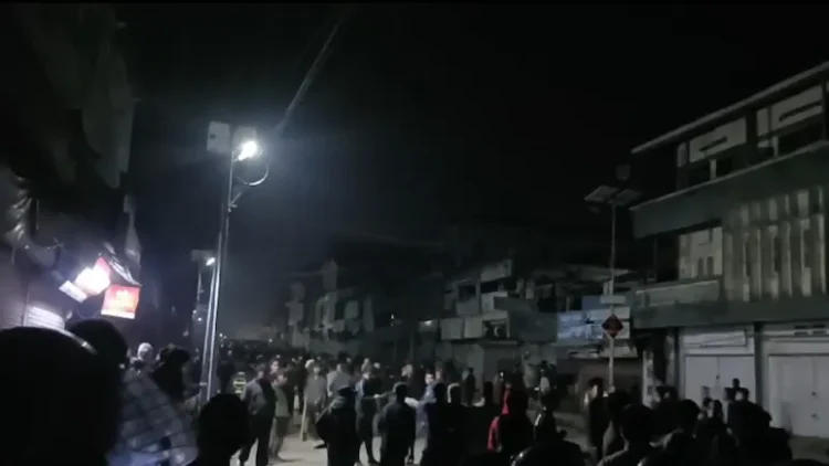 കലി അടങ്ങാതെ മണിപ്പൂര്: സാമുദായിക സംഘര്ഷത്തില് 53 കാരന് ദാരുണാന്ത്യം,പ്രദേശം വളഞ്ഞ് സുരക്ഷാസേന