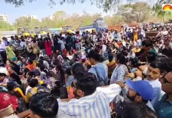 ശമ്പള വർധന  ആവശ്യപ്പെട്ട് സമരം ചെയ്ത   2000ത്തിലധികം ആരോഗ്യപ്രവര്‍ത്തകരെ ഗുജറാത്ത് സർക്കാർ പിരിച്ചുവിട്ടു,  5000ത്തിലേറെ പേര്‍ക്ക് കാരണം കാണിക്കല്‍ നോട്ടീസ്