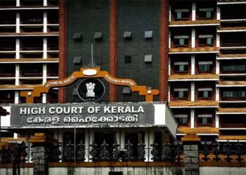 ഹൈക്കോടതിക്ക് മുകളിലാണോ ഡൽഹിയിലെ ഉദ്യോഗസ്ഥർ? അടുത്ത വിമാനത്തിൽ ഉദ്യോഗസ്ഥരെ കോടതിയിലെത്തിക്കാൻ കഴിയും, ചുമ്മാ കലക്കവെള്ളത്തിൽ മീൻ പിടിക്കരുത്- കേന്ദ്രത്തെ നിർത്തിപ്പൊരിച്ച് ഹൈക്കോടതി