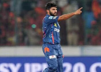 മറ്റൊരു ബോളർക്ക് പരുക്കേറ്റതുകൊണ്ട് മാത്രം കിട്ടിയ ചാൻസ്… അവ​ഗണിച്ചവർക്ക് മുന്നിൽ ആ ഒറ്റയാൻ എറിഞ്ഞിട്ടത് 4 ഓവറിൽ 4 വിക്കറ്റുകൾ, വെടിക്കെട്ട് ബാറ്റിങ് പ്രതീക്ഷിച്ചവർക്ക് ബോളുകൊണ്ട് പ്രഹരമേൽപ്പിച്ച് ഷാർദുൽ ഠാക്കൂർ- വീഡിയോ