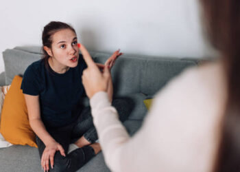 വീട്ടിലെ വൈ-ഫൈ ഓഫാക്കി: ഇഷ്ടിക കൊണ്ട്  അമ്മയുടെ തല അടിച്ചുപൊട്ടിച്ച്  പെൺകുട്ടികൾ,  കത്തികൊണ്ട് കുത്താനും ശ്രമം, രക്ഷിക്കാൻ ശ്രമിച്ച മുത്തശ്ശിയെയും ഇടിച്ചു വീഴ്ത്തി