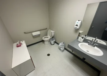 ശമ്പളത്തേക്കാൾ കൂടുതൽ വീട്ടുവാടക, ഓഫീസ് ബാത്‌റൂമിൽ സ്ഥിരതാമസമാക്കി യുവതി, പ്രതിമാസം 545 രൂപ ബാത്റൂം വാടക