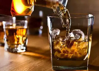 സാർ… ആണുങ്ങൾക്ക് ആഴ്ചയിൽ രണ്ടു കുപ്പി മദ്യമെങ്കിലും സൗജന്യമായി അനുവദിക്കണം..!! വെറും രണ്ട് കുപ്പികൾ..!!!  സ്ത്രീകൾക്ക് സർക്കാർ സൗജന്യമായി പലതും നൽകുന്നില്ലേയെന്നും എംഎൽഎ നിയമസഭയിൽ, ഭരണം തിരിച്ചുപിടിച്ച ശേഷം നടപ്പിലാക്കിക്കോളൂവെന്ന് മന്ത്രിയുടെ മറുപടി