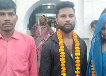 കുടുംബം പുലർത്താൻ ഭർത്താവ് ജോലിക്കുപോയതോടെ ഭാര്യ കാമുകനുമായി അടുത്തു, പിന്മാറാൻ പറഞ്ഞു, കേട്ടില്ല, ഒടുവിൽ 9,7 വയസുള്ള മക്കളുടെ ഉത്തരവാദിത്വം ഏറ്റെടുത്ത് ഭാര്യയെ സ്വതന്ത്രയാക്കി… വിവാഹം കോടതിയിൽവച്ച് നടത്തിക്കൊടുത്ത് യുവാവ്