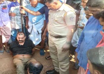 ‘ഒരു കാര്യം പറയാനുണ്ട്.. ‘ഭർത്താവ് വിളിച്ചപ്പോൾ ബാങ്കിനു പുറത്തേക്കിറങ്ങിയ യുവതിയെ വാക്കത്തികൊണ്ട് വെട്ടിക്കൊലപ്പെടുത്താൻ ശ്രമം…., പ്രാണനും കൊണ്ട് ബാങ്കിനുള്ളിലേക്ക് ഓടിയെങ്കിലും പിന്നാലെയെത്തി വെട്ടി.., യുവതിക്ക് തലയ്ക്കും ദേഹത്തും ​ഗുരുതര പരുക്ക്…