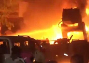 നാഗ്പൂർ കത്തുന്നു..!!! ഔറംഗസേബിൻ്റെ ശവകുടീരം പൊളിക്കണമെന്നാവശ്യപ്പെട്ട് നിരവധി ബൈക്കുകളും കാറുകളും കത്തിച്ചു…, 15 പോലീസുകാർ ഉൾപ്പെടെ 20 പേർക്ക് പരുക്ക്…